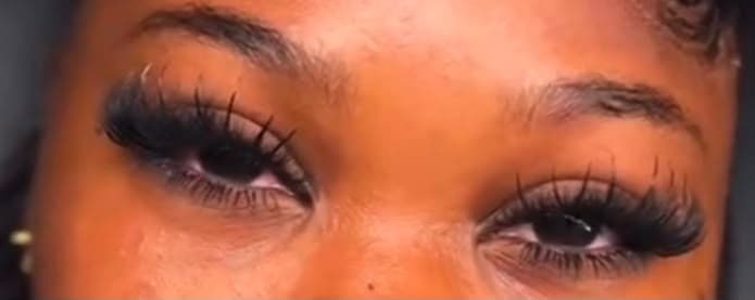Full volume lash extensions on both eyes, long and densely fanned